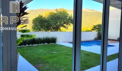 Casa no condomínio Água Verde em Atibaia, 4 suítes sendo 1 delas com closet e banheira hidro, 3 salas, piscina, espaço gourmet,  repleta de armários!