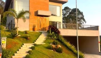 Casa no Condominio Quintas da Boa Vista, 4 suítes sendo 1 delas no andar térreo, piscina, espaço gourmet, repleta de armários e acabamento alto padrão