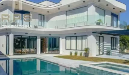 Casa com 03 amplas suites , sendo uma master com closet e banheira de imersão  Sala de estar e sala de jantar integradas com a cozinha , piscina