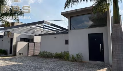 Casa térrea no Reserva Jatobá em Atibaia, 3 quartos suítes, armários planejados na cozinha, banheiros, lavanderia e roupeiro, amplo quintal gramado!