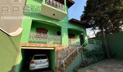 Casa alto padrão no centro de Jarinu, 3 dormitórios sendo uma suíte com banheira e varanda, escritório, sala com bar, área de lazer completa