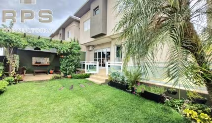 Casa em condomínio fechado com 3 suítes sendo 1 com closet, roupeiro, lavabo, móveis planejados, quintal amplo e gramado, à poucos metros da Lucas!