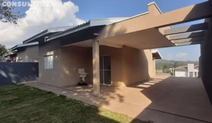 Mini chácara térrea em Jarinu com 3 quartos, sendo uma suíte, terreno amplo e gramado, lavanderia e garagem coberta, sala e cozinha integradas.