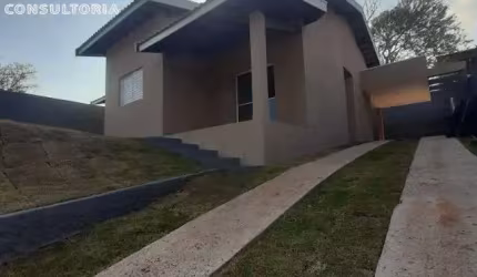 Mini chácara térrea em Jarinu com 2 quartos, sendo uma suíte, terreno amplo e gramado, lavanderia e garagem coberta, sala e cozinha integradas.