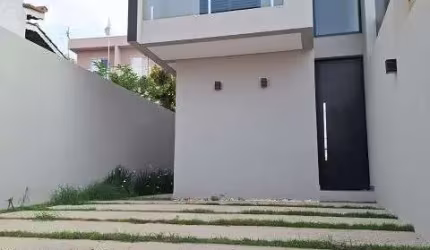 Casa no Jardim Maristela em Atibaia , com 03 dormitórios , sendo 01 suite. Lavabo, Área gourmet com churrasqueira . Porta de entrada alta em alumínio