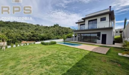 Casa pronta para morar no Condomínio Quintas da Boa Vista em Atibaia, 3 suítes com closet e linda vista, áreas integradas à piscina e quintal gramado!