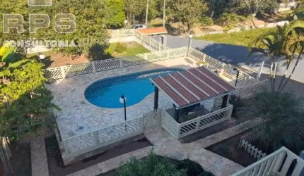 Casa com 04 dormitórios, sendo 02 suites  03 salas , Cozinha com armários ,Lavabo , 05 vagas de garagem ,Jardim ,Quintal, piscina e churrasqueira