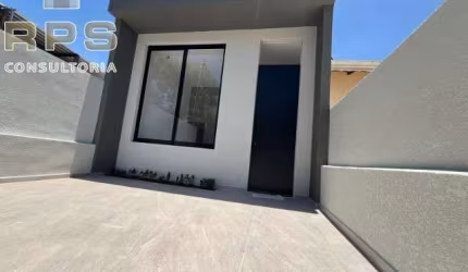 Casa Térrea com 03 dormitórios , sendo 01  suíte. Sala estar e sala de jantar com pé direito duplo, bonito projeto. Cozinha , lavanderia ,02 vagas de