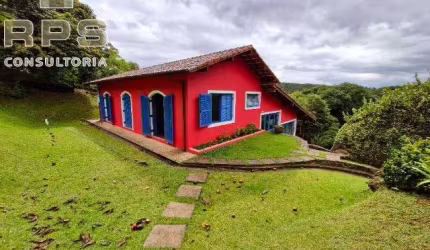 Casa encantadora no meio da natureza com 3 quartos, 3 salas amplas e um chalé de apoio para locação em Atibaia!