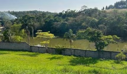 Terreno no Residencial Cambarah em Jarinu, total de 631m² pronto para construir com vista ao lago.Loteamento fechado com clube completo, segurança 24h