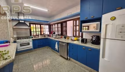 Casa com 5 suítes no Palavra da vida, piscina,  adega, sauna e bunker com passagem secreta.