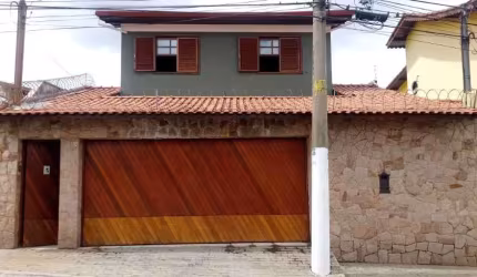 Confortável sobrado 3 quartos (1 suíte) e 3 vagas garagem - Vila Granada