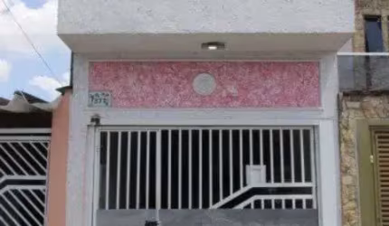 Sobrado na Vila São Francisco  vende-se ou permuta por casa ou apartamento na Praia Grande.