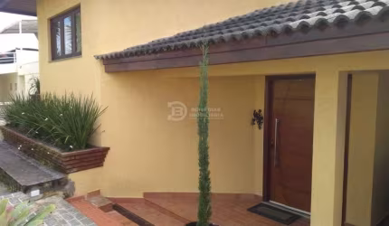 Sobrado à venda, Arujá: 03 dormitórios, suíte, closet e 04 garagens