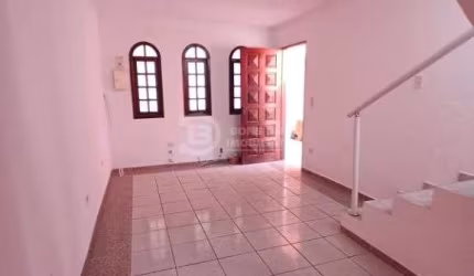 Sobrado com 2 Dormitórios, Quintal e 2 Vagas, 125m°