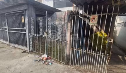 Casa terrea  a venda  na Vila Re, proxiima rua itinguçu com uma comercial