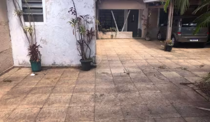 Casa térrea á venda com 2 quartos 8 vagas de garagem e quintal Vila União/SP