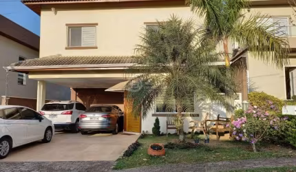 Sobrado de luxo com piscina aquecida em condomínio de alto padrão em Atibaia