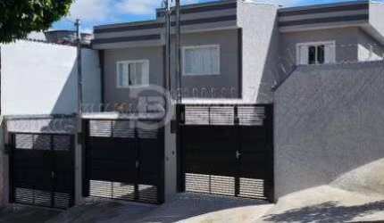 Casa à venda no Parque Guaianazes, São Paulo! Charmoso sobrado com 2 dormitórios e 3 garagens.