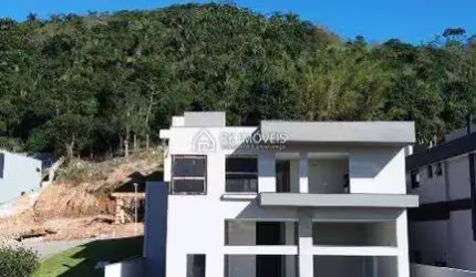 Casa com 4 Suítes, Piscina Incrível e Natureza ao Redor – Ingleses Norte