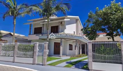 Lindo Sobrado com 03 dormitórios - PISCINA e amplo pátio!