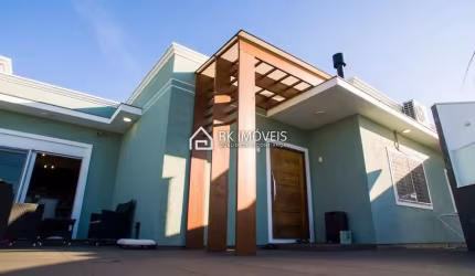 LInda casa com 228m² em condomínio fechado, 3 quartos sendo 2 suítes (uma master), piscina.