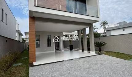 Casa duplex 3 suítes, living integrado, churrasqueira e piscina, a 700m da praia dos Ingleses.
