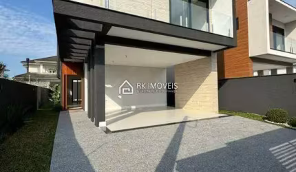 Casa duplex 4 suítes, living integrado, churrasqueira e piscina, a 700m da praia dos Ingleses.