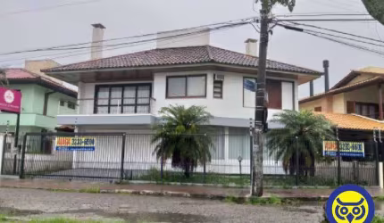 Excelente casa de frente para a Lagoa da conceição