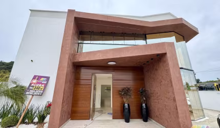 Prédio comercial em avenida central