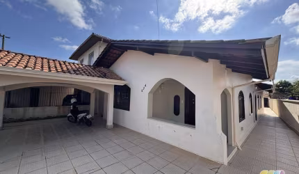 Casa com 4 quartos em avenida principal