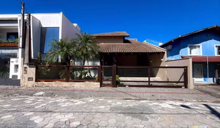 Sobrado a 180mt da Praia do Itaguaçu