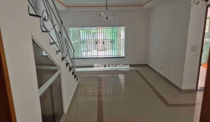 117178 Uma das Ruas mais tranquilas do Bairro, casa muito bem construída e espaçosa.