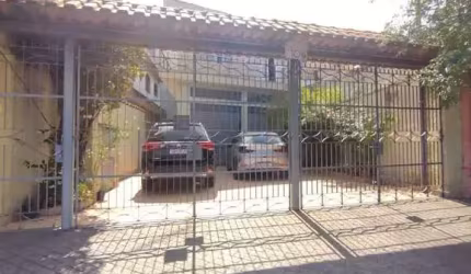 Casa Sobreposta com ponto comerial a Venda