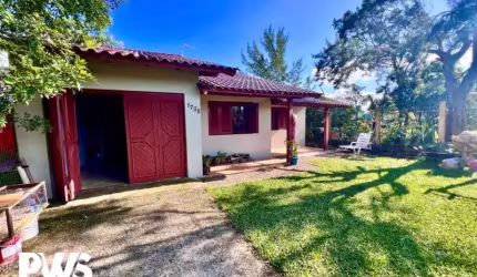 CASA COM 3 DORMITÓRIOS PRÓXIMA AO COMÉRCIO!!