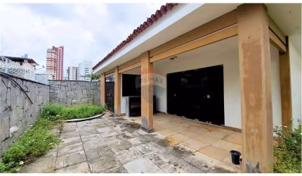 Vende-se: Casa em Tirol com Potencial para Negócios e Investimento