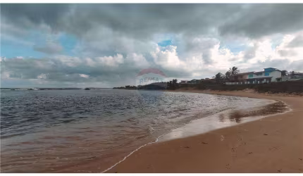 Terreno no asfalto e pé na areia na Praia de Barreta