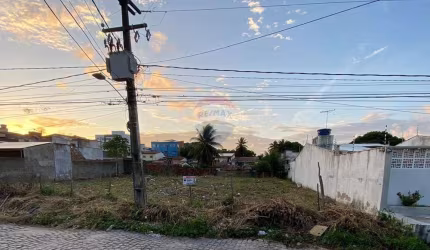 Excelente Terreno com 30 mts. de fundos e 20 mts. de frente no coração de Nova Parnamirim