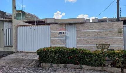 Locação - Casa  3 Quartos sendo 2 suítes e com piscina em Nova Parnamirim