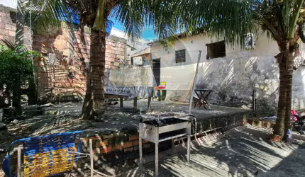 Casa Com Quintal Em Flores!