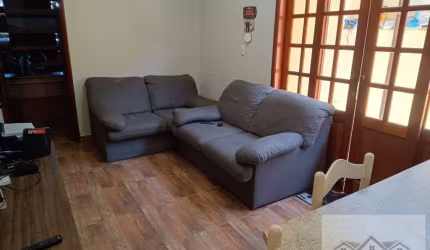 Casa Espaçosa com 2 Dormitórios e Churrasqueira