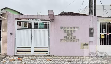 VENDE-SE CASA NO CENTRO DO BOQUEIRÃO