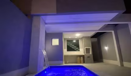 Sobrado com 3 Suítes e Alto Padrão na Vila Tupi, a 400m da Praia
