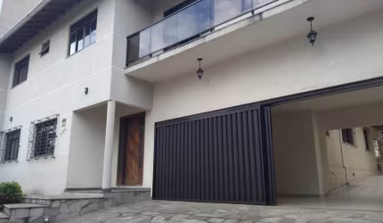 Casa Espaçosa com 5 Dormitórios no Bairro Parolin