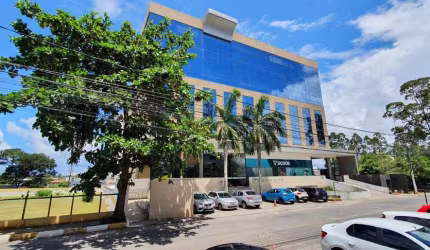 LOJA COM PÉ DIREITO DUPLO EM PITANGUEIRAS