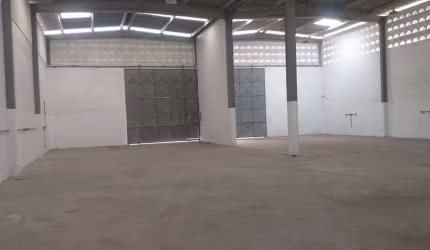 GALPÃO DE 700 METROS + 300 METROS DE ÁREA EXTERNA MUITO BEM LOCALIZADO PRÓXIMO DA ESTRADA DO COCO