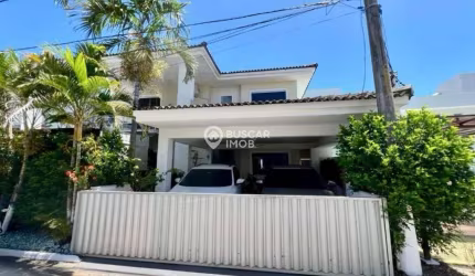 Casa com 4/4 em Buraquinho