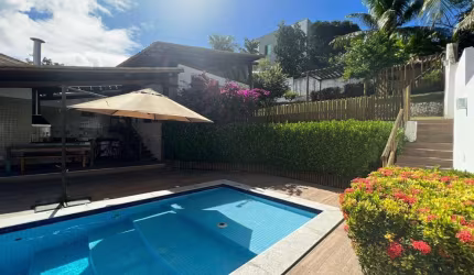 CASA COMPOSTA POR 4 SUÍTES, DUAS  SALAS, COZINHA, ÁREA ETERNA COM JARDIM, UMA  AMPLA ÁREA GOURMET E PISCINA