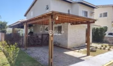 Casa com 4/4 em Condominio Fechado