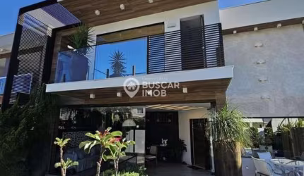 CASA COM 4/4 NO UNIVILLAS